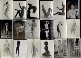 cca 1970 Szolidan erotikus fényképek tétele, 21 db vintage fotó, 6x9 cm