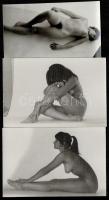 cca 1970 Szolidan erotikus fényképek tétele, 21 db vintage fotó, 6x9 cm