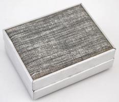 Kövekkel díszített fém mandzsetta pár, eredeti dobozában, 2x2 cm