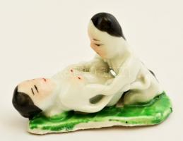 Porcelán erotikus kínai porcelán figura pár, kézzel festett, jelzés nélkül, kopott, 7x4 cm.