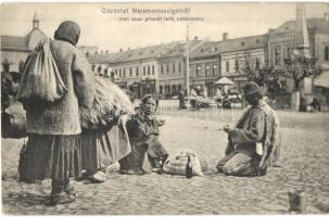 Máramarossziget, Sighetu Marmatiei; Heti vásár pihenőt tartó ruténekkel (ruszinok), piaci árusok. Csermák M. amateur felvétele, Kaufman Á. és fiai kiadása / market scene, Ruthenian (Rusyn) vendors taking a break (EK)