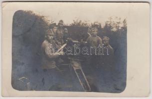 cca 1914-1918 A m. kir. 1. honvéd tábori ágyús ezred 1. ütegparancsnokságának személyzete, fotó, hátulján az alakulat bélyegzőjével, postán megküldve, 9×14 cm