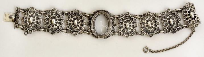 Ezüst(Ag) díszes karkötő, biztonsági lánccal, ovális kő hiánnyal, jelzett, h: 16,5 cm, nettó: 43,3 g