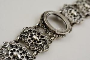 Ezüst(Ag) díszes karkötő, biztonsági lánccal, ovális kő hiánnyal, jelzett, h: 16,5 cm, nettó: 43,3 g