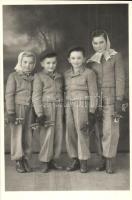 8 db főleg régi fotólap gyerekekről / 8 mostly pre-1945 photo postcards of children