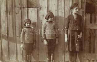 8 db főleg régi fotólap gyerekekről / 8 mostly pre-1945 photo postcards of children