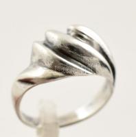 Ezüst(Ag) bordázott gyűrű, jelzett, méret: 54, nettó: 4,2 g