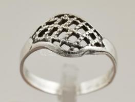 Ezüst(Ag) áttört gyűrű, jelzett, méret: 57, nettó: 2,2 g