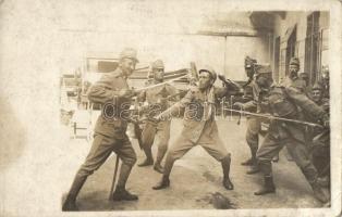 Első világháborús katonai lap, karddal és szuronypuskával eljátszott támadás / WWI K.u.K. military, attack played by soldiers with swords and bayoneted rifle. photo (EK)