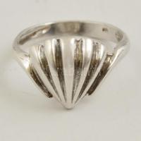Ezüst(Ag) shell mintás gyűrű, jelzett, méret: 53, nettó: 2,4 g