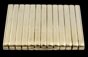 Ezüst(Ag) négyszögletes, bordázott, belül aranyozott névjegykártyatartó, jelzett, 7,8x6 cm, nettó: 9...