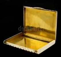 Ezüst(Ag) négyszögletes, bordázott, belül aranyozott névjegykártyatartó, jelzett, 7,8x6 cm, nettó: 9...