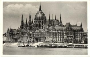 Budapest V. Országház, Parlament, gőzhajó (kis szakadás / small tear)