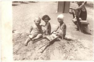 Balaton (?), fürdőzők a strandon, gyerekek homokvár építés közben. Molnár István utóda Áldor Dezső felvétele, photo (fa)