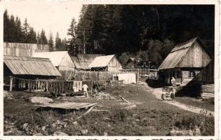 Dobogó ványolók / Leather-skinners Photo