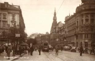 Budapest VIII. Erzsébet körút, villamosok, takarékpénztár, automobilok, kerékpár, hirdetőoszlopok. November Sándor kiadása