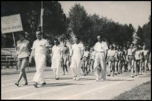 cca 1950-1960 2 db sportfotó: focicsapat csoportképe + traktor sportkör felvonulása, 12×18 cm