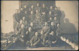1919 Karácsony a laktanyában, fotólap, hátoldalon pecséttel jelzett, Ryba Géza fényképész, 8x13 cm.