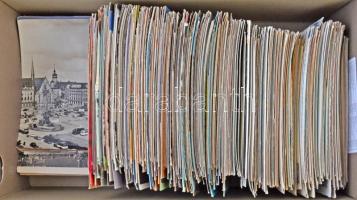 Kb. 700 db modern képeslap dobozban, magyar és külföldi városképes lapok, motívumlapok / Cca. 700 mo...