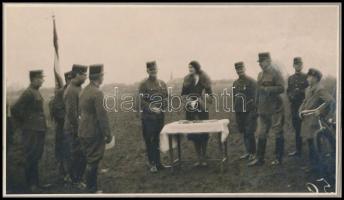 cca 1915 Habsburg hercegné a fronton katonákkal, jutalmat oszt 17x12 cm