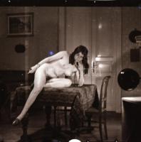 cca 1972 Erotikus és pornográf fotónegatívok, 24 felvétel 2 tekercsen, 5,5x5,5 cm