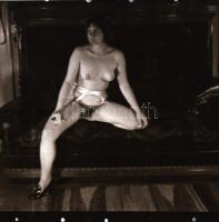 cca 1972 Erotikus és pornográf fotónegatívok, 24 felvétel 2 tekercsen, 5,5x5,5 cm