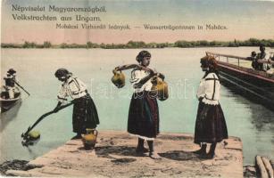 Népviselet Magyarországból. Mohácsi vízhordó leányok / Volkstrachten aus Ungarn. Wasserträgerinnen in Mohács / Hungarian folklore. Water carrier girls in Mohács. L. & P. Nr. 2749. (EK)