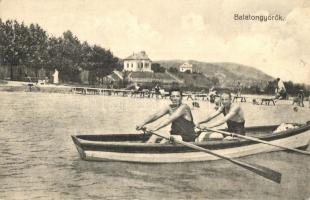 Balatongyörök, evezősök és fürdőzők a strandon, háttérben az Eőri villa. Kálmán kiadása