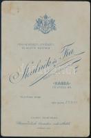 cca 1900 Kassa, Fiú ravatalon, keményhátú fotó Skalnik és Fia műterméből, 11x16 cm
