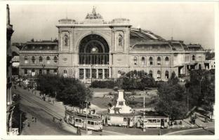 Budapest VII. Keleti pályaudvar, Baross-szobor, villamosok, üzletek (vágott / cut)