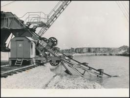 1988-1992 Kavicsbányagépekről készült 6 db fotó, 8,5x12 és 18x24 cm közti méretben