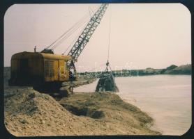 1988-1992 Kavicsbányagépekről készült 6 db fotó, 8,5x12 és 18x24 cm közti méretben
