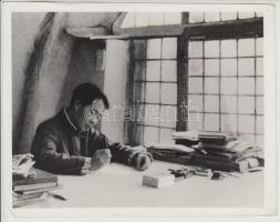 cca 1960 6 db a kommunista Kínában készült fotó és Mao-Ce-Tungot ábrázoló képről készült fotóreprodu...
