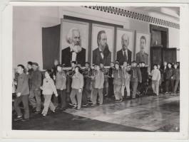 cca 1960 6 db a kommunista Kínában készült fotó és Mao-Ce-Tungot ábrázoló képről készült fotóreprodu...