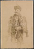 cca 1890 Magyar úr díszmagyarban, keményhátú fotó Aichinger magyaróvári műterméből, vágott szélekkel, 11×8 cm