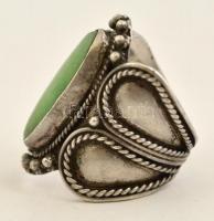 Ezüst(Ag) gyűrű jáde kővel, jelzett, méret: 57, bruttó: 10,6 g