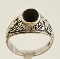 Ezüst(Ag) pecsétgyűrű ónixszal, jelzett, méret: 63, bruttó: 6,3 g