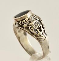 Ezüst(Ag) pecsétgyűrű ónixszal, jelzett, méret: 63, bruttó: 6,3 g