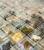 Tartalmas ásvány gyűjtemény, 108 db ásvány, műanyag dobozban, feliratozva