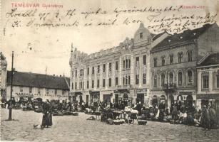 Temesvár, Timisoara; Gyárváros. Kossuth tér, piaci árusok, Marokkaner szálloda, Toffler Jakab, Zichy Sámuel, Brück Salamon, Constantin Czarák üzletei (képeslapfüzetből) / square, market vendors, hotel, shops (from postcard booklet) (fl)