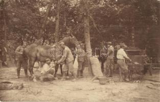 1916 Osztrák-magyar katonák tábora, lovak patkolása / WWI Austro-Hungarian K.u.K. military camp, soldiers shoeing and cleaning the horses. photo (EK)