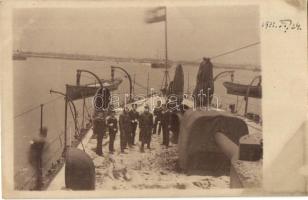 Osztrák-magyar matrózok egy csatahajó fedélzetén télen / K.u.K. Kriegsmarine / Austro-Hungarian Navy battleships deck and marines in winter. photo