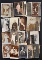 cca 1910-1950 Vegyes fotó tétel, csoportképek, férfi és női portrék, 51 db fotólap, 11x8 cm és 14x9 cm.