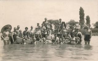 1929 Balatonlelle, Fürdőzők csoportképe, drogista üdülők. photo