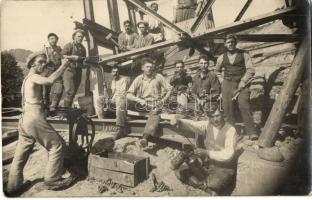 Petrozsény, Petrosani; Híd építése, munkások / bridge construction with workers. photo