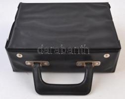 Kis fekete műbőr érmetartó bőrönd, nyolc kivehető tálcával, összesen 132 férőhellyel. Használt, szép...