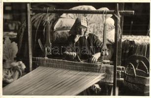 Csíkszeredai nő szövőszékkel, erdélyi folklór / Transylvanian folklore, lady with loom in Mercurea Ciuc. Z. L. Aladics photo