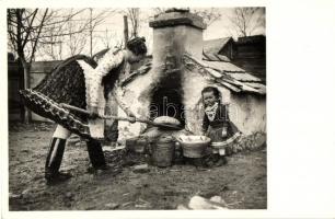 Kenyérsütés Bujákon, népviselet / Baking bread in Buják. Hungarian folklore, traditional costumes