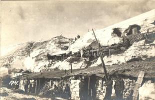 Olasz-fronton kialakított segélyhely és búvóhelyek katonákkal / WWI Austro-Hungarian K.u.K. military first aid post with soldiers at the Italian front. photo (EK)