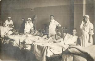 Tábori kórház, betegszoba sérült katonákkal és nővérekkel, doktorral / WWI Austro-Hungarian K.u.K. field hospital room with injured soldiers, doctor and Red Cross nurses. photo (EK)